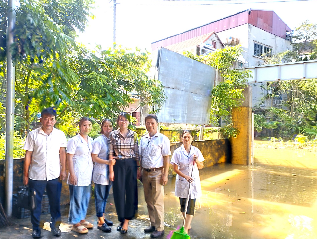 Tổ kiểm tra, giám sát công tác quản lý chất thải y tế của Trung tâm Y tế huyện Lục Nam